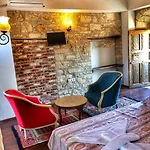 Parmis Boutique House