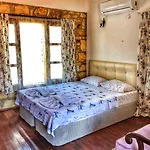 Πανσιόν Parmis Boutique House