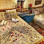 Πανσιόν Parmis Boutique House 3*