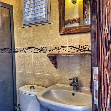Parmis Boutique House בית הארחה