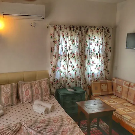 Parmis Boutique House בית הארחה